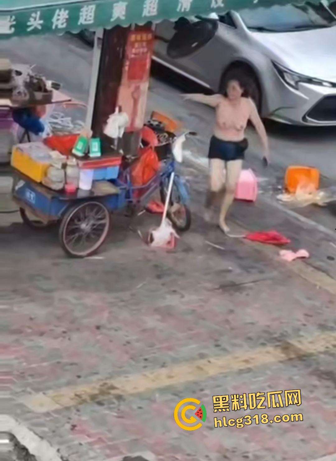 熟女被光头佬老板小鲜肉抛弃街头裸奔，精神崩溃露逼狂奔还给秃头打广告！  第7张