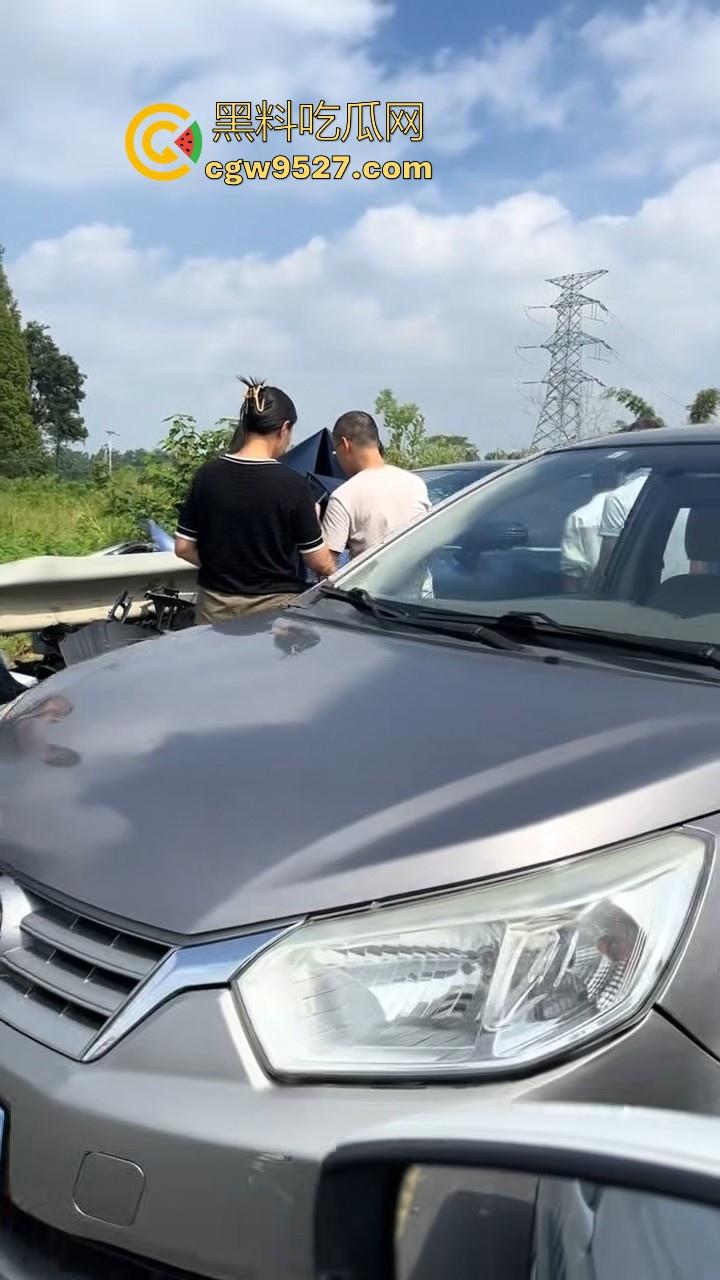 成都极氪撞护拦事故，严重的交通事故安全气囊居然没有弹出来，完全失去自救的机会，买极氪的朋友要注意啦！  第8张