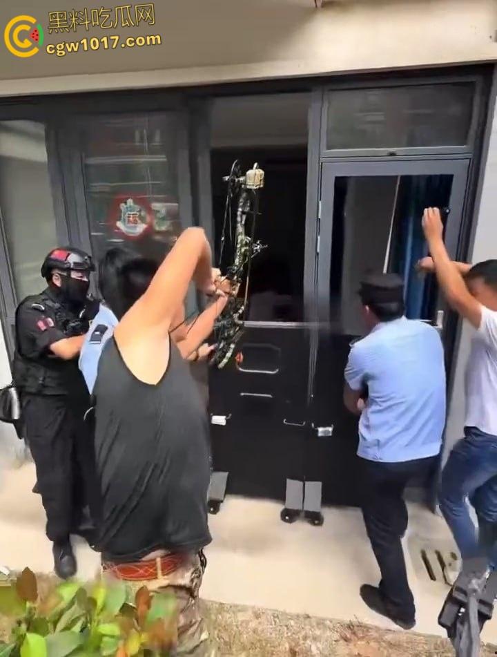 安徽马鞍山和县京都公馆，一头野猪将居民门撞坏后跑进居民家里，公安携带猎犬和道具将野猪麻醉 ！  第5张