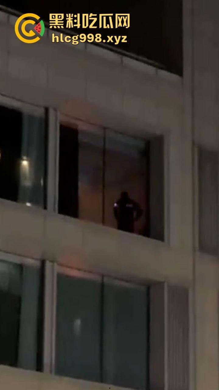 单身小伙在家不拉窗帘巨幕看A片 搞得楼下人尽皆知 这也太社死了 第2张 单身小伙在家不拉窗帘巨幕看A片 搞得楼下人尽皆知 这也太社死了 第2张