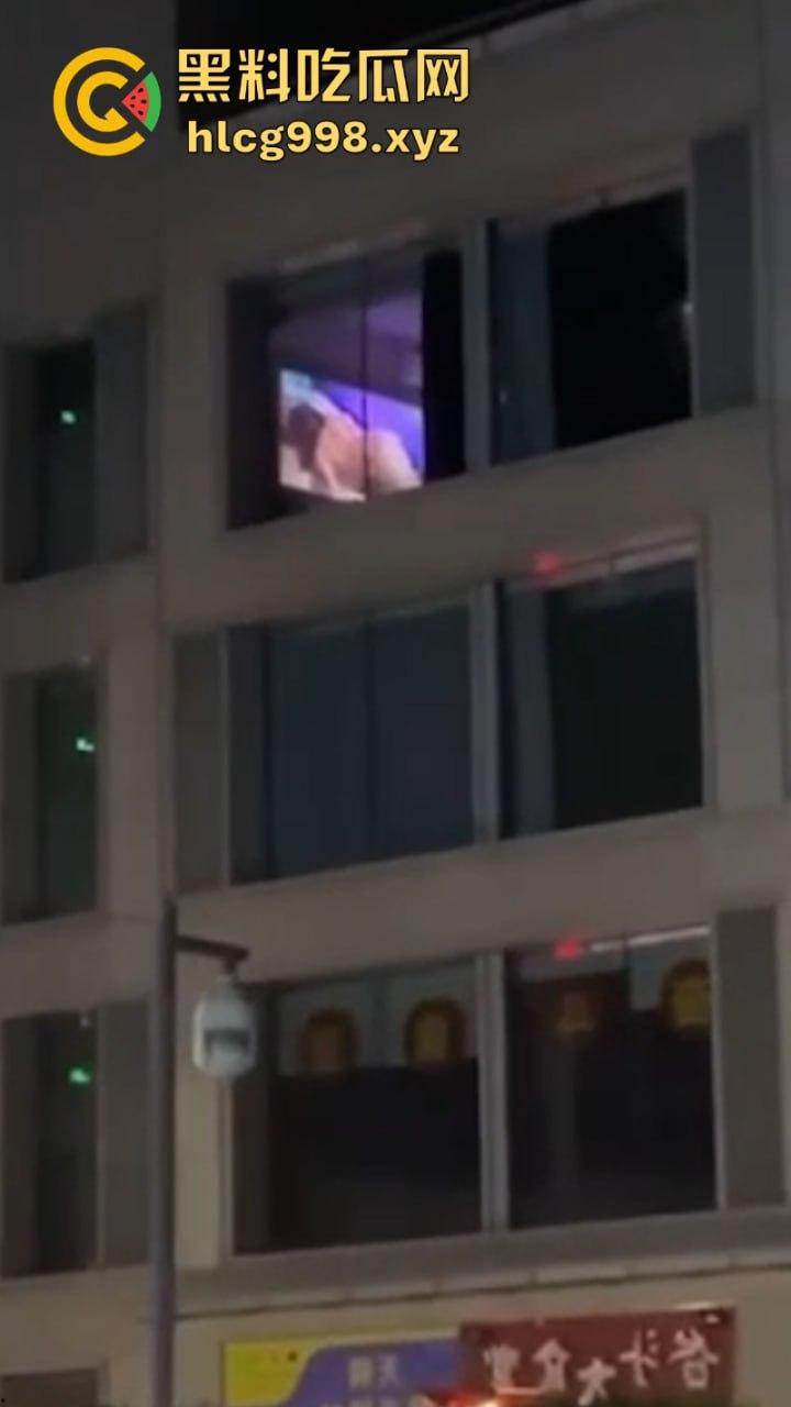 单身小伙在家不拉窗帘巨幕看A片 搞得楼下人尽皆知 这也太社死了 第3张 单身小伙在家不拉窗帘巨幕看A片 搞得楼下人尽皆知 这也太社死了 第3张