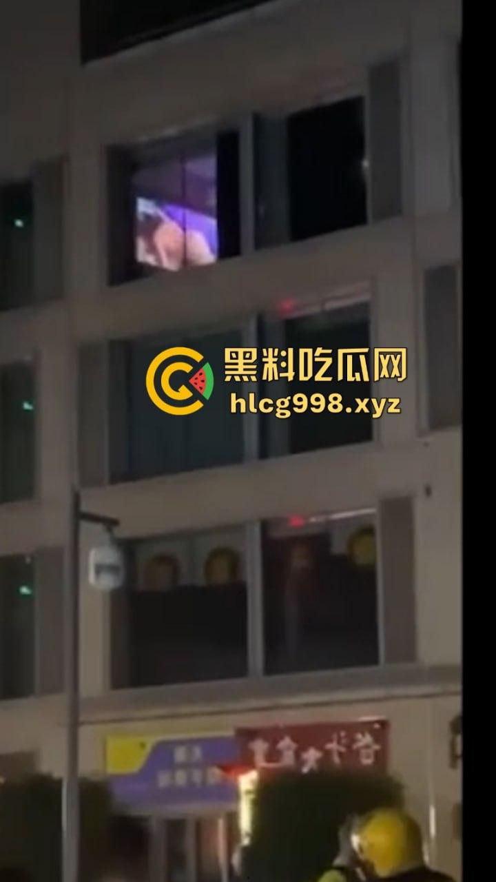 单身小伙在家不拉窗帘巨幕看A片 搞得楼下人尽皆知 这也太社死了 第5张 单身小伙在家不拉窗帘巨幕看A片 搞得楼下人尽皆知 这也太社死了 第5张