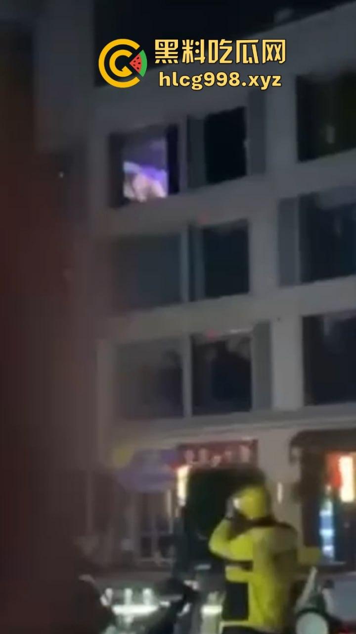 单身小伙在家不拉窗帘巨幕看A片 搞得楼下人尽皆知 这也太社死了 第6张 单身小伙在家不拉窗帘巨幕看A片 搞得楼下人尽皆知 这也太社死了 第6张