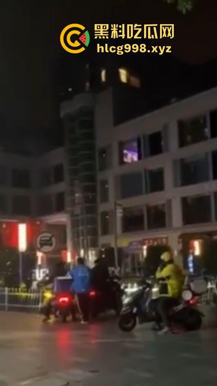 单身小伙在家不拉窗帘巨幕看A片 搞得楼下人尽皆知 这也太社死了 第7张 单身小伙在家不拉窗帘巨幕看A片 搞得楼下人尽皆知 这也太社死了 第7张