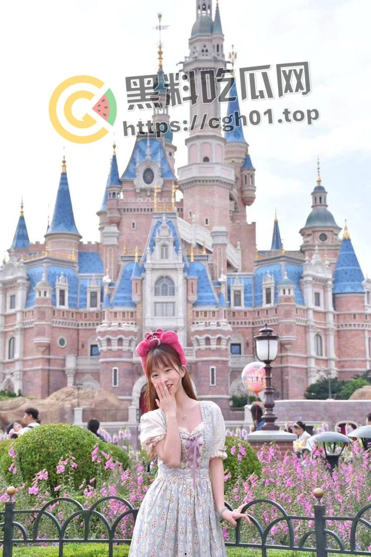 浦东新区公交车【吴梦如】为了去迪士尼和老板玩SM 带着口器被操到窒息 最后还要被颜射 真的值当的吗  第1张