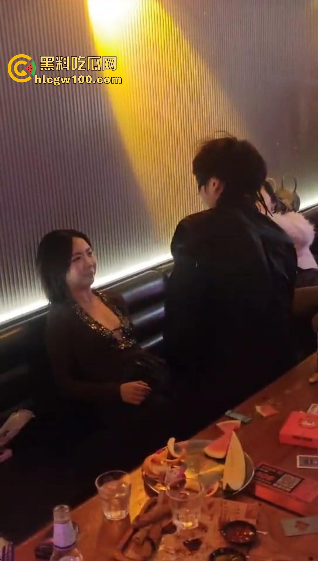 不羡鸳鸯不羡仙,只羡富婆每一天,王婆天选男模开局撒钱招呼肌肉,淫乱派对全程狂嗨,富婆的快乐你想不到! 第4张 不羡鸳鸯不羡仙,只羡富婆每一天,王婆天选男模开局撒钱招呼肌肉,淫乱派对全程狂嗨,富婆的快乐你想不到! 第4张