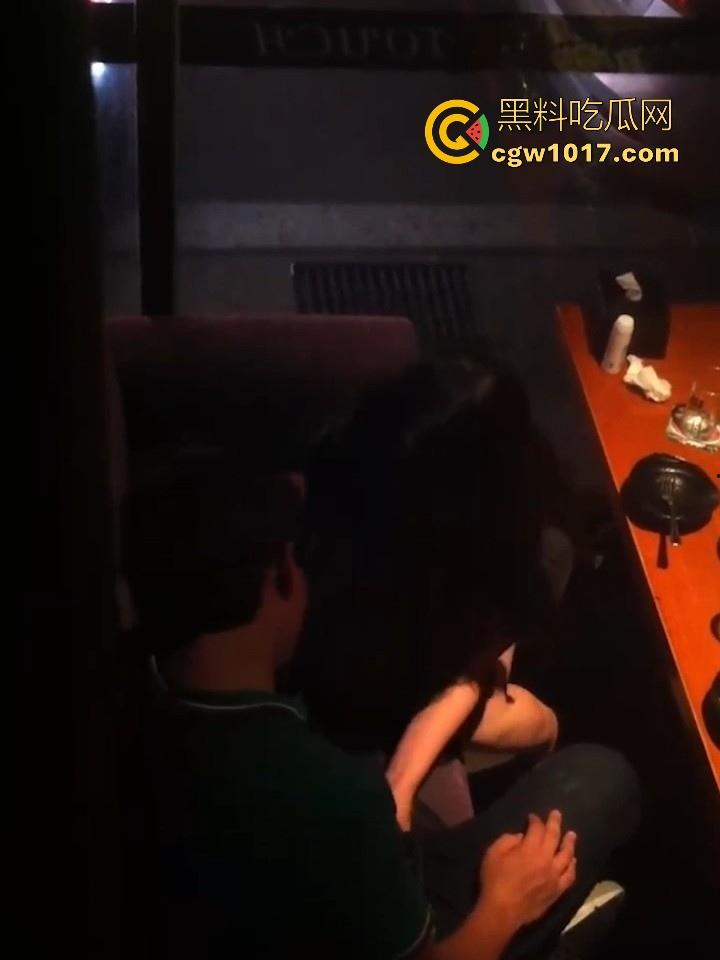 佛山创业产业园某静吧卡座惊现情侣缠绵!音乐轰鸣霓虹闪烁,美腿御姐诱惑拔屌手撸,干柴变成烈火上演活春宫! 第4张 佛山创业产业园某静吧卡座惊现情侣缠绵!音乐轰鸣霓虹闪烁,美腿御姐诱惑拔屌手撸,干柴变成烈火上演活春宫! 第4张