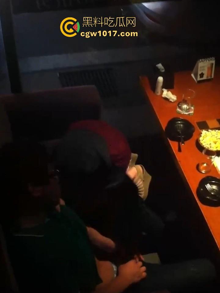 佛山创业产业园某静吧卡座惊现情侣缠绵!音乐轰鸣霓虹闪烁,美腿御姐诱惑拔屌手撸,干柴变成烈火上演活春宫! 第6张 佛山创业产业园某静吧卡座惊现情侣缠绵!音乐轰鸣霓虹闪烁,美腿御姐诱惑拔屌手撸,干柴变成烈火上演活春宫! 第6张