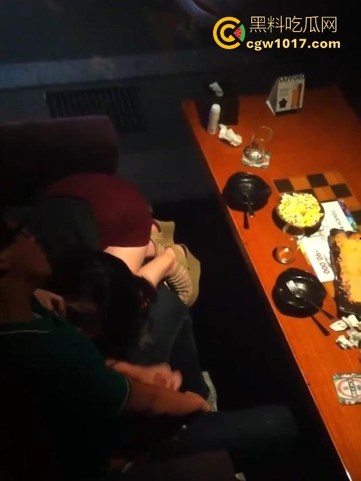 佛山创业产业园某静吧卡座惊现情侣缠绵!音乐轰鸣霓虹闪烁,美腿御姐诱惑拔屌手撸,干柴变成烈火上演活春宫! 第10张 佛山创业产业园某静吧卡座惊现情侣缠绵!音乐轰鸣霓虹闪烁,美腿御姐诱惑拔屌手撸,干柴变成烈火上演活春宫! 第10张