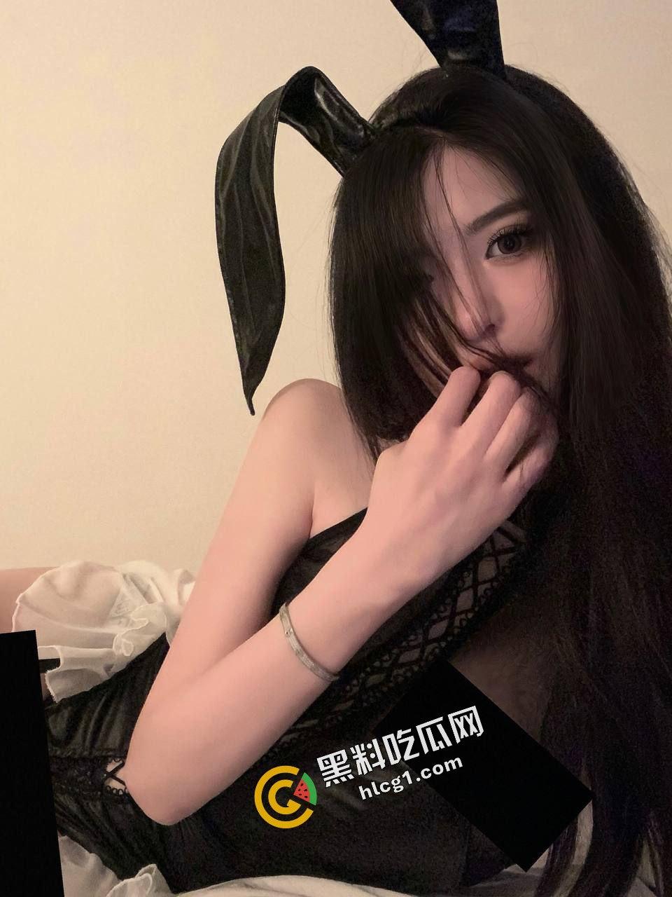 失恋少女酒吧买醉 喝的死醉晕过头 被屌丝男捡尸 带到酒店边操边吐  第1张