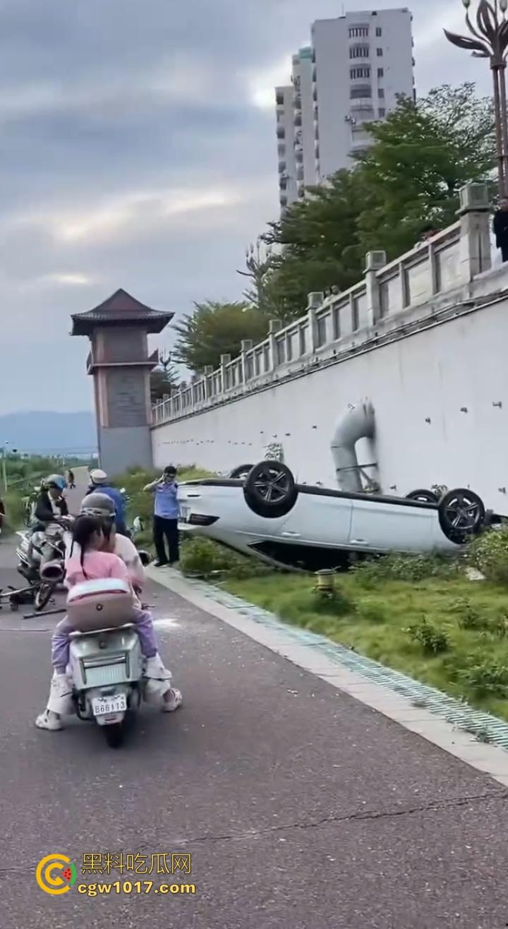 广东肇庆端州江滨堤，长发男司机疲劳驾驶，导致车辆失控开下堤坝，车辆翻滚险些酿成惨剧 ！  第4张