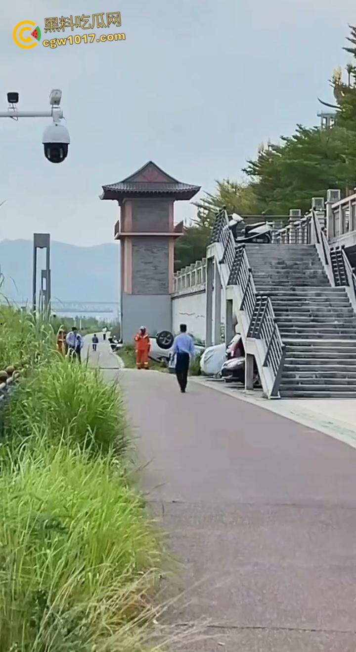 广东肇庆端州江滨堤，长发男司机疲劳驾驶，导致车辆失控开下堤坝，车辆翻滚险些酿成惨剧 ！  第6张