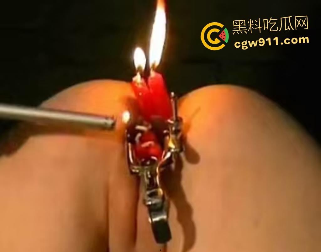 欧美女子猎奇玩法！双洞扩张开阴，点燃蜡烛滴阴道，火辣痛爽交织，火烧得越大，逼越爽！  第1张