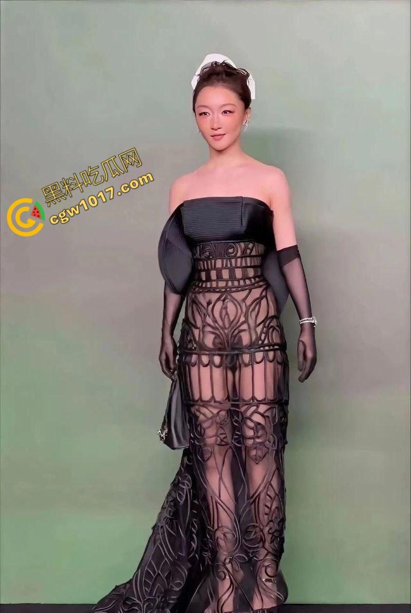 【周冬雨】VOGUE红毯透视装走光，性感仙女瞬间成爆炸新闻，行走荷尔蒙炸弹掀全网浪潮，裙摆失控全网疯传！  第4张