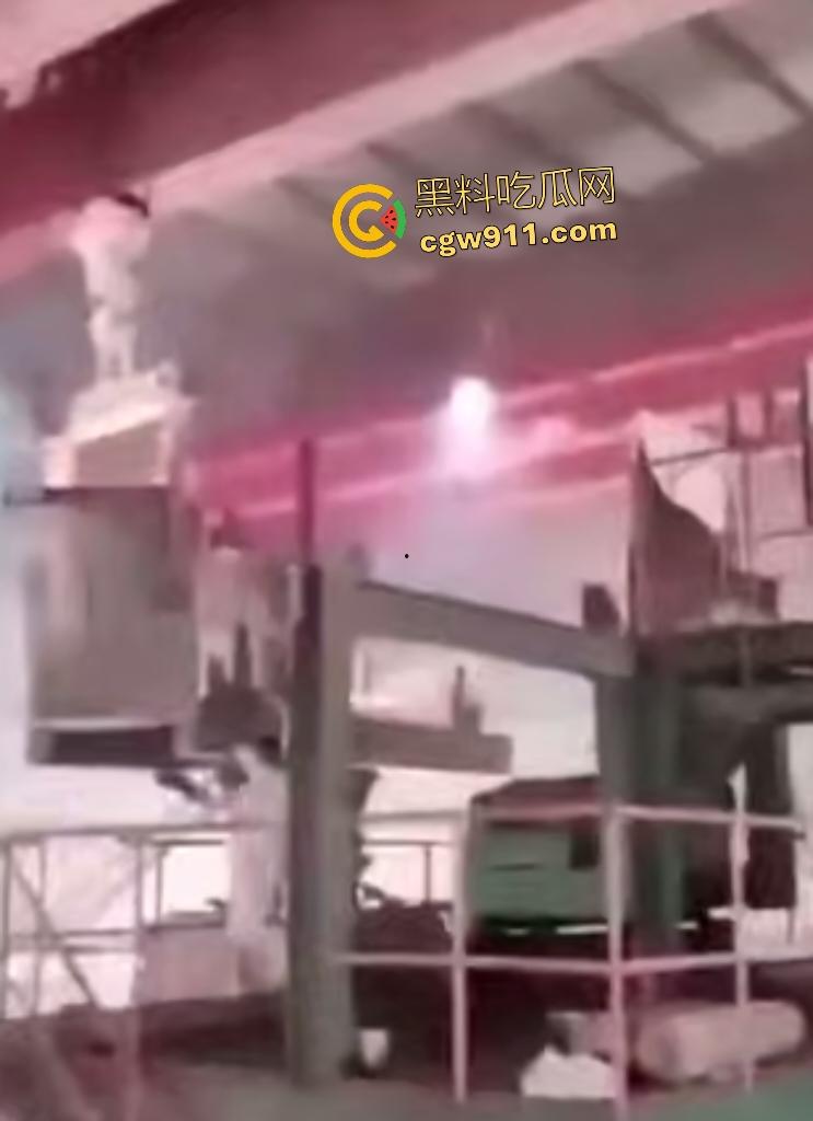 印尼钢厂几千度铁水不慎倾倒！二楼操作失误，数千度熔岩直接烫死工人，还能活下来就是祖坟积德！  第1张
