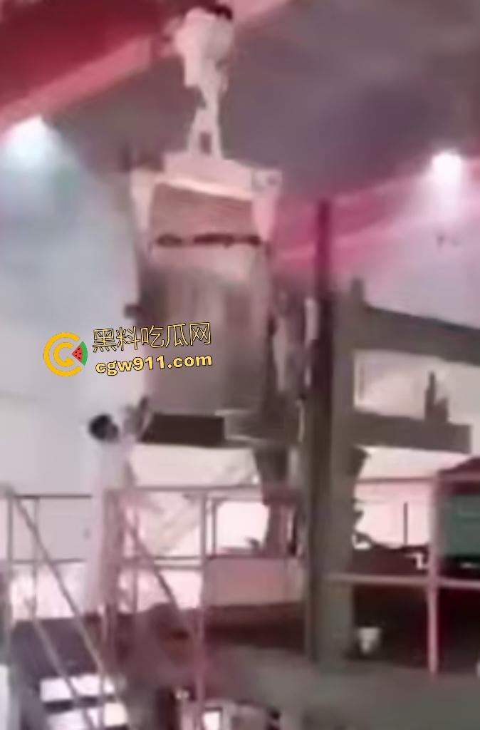 印尼钢厂几千度铁水不慎倾倒！二楼操作失误，数千度熔岩直接烫死工人，还能活下来就是祖坟积德！  第3张