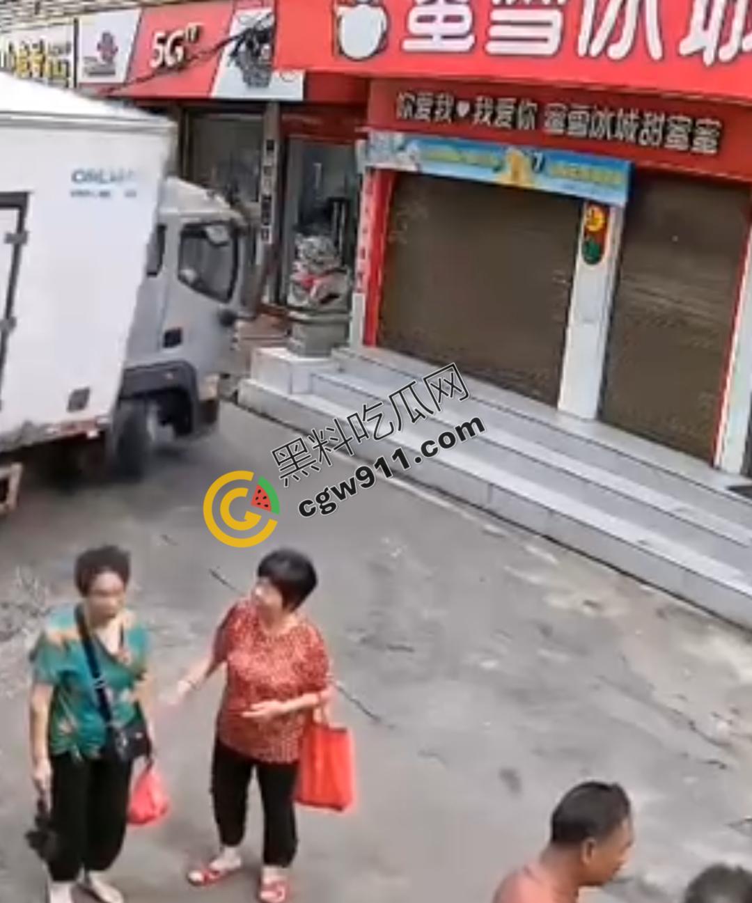 云南勐海惊现失控货车猛撞蜜雪冰城，司机身体严重内伤在地上哀嚎，现场惨烈不忍直视  第1张