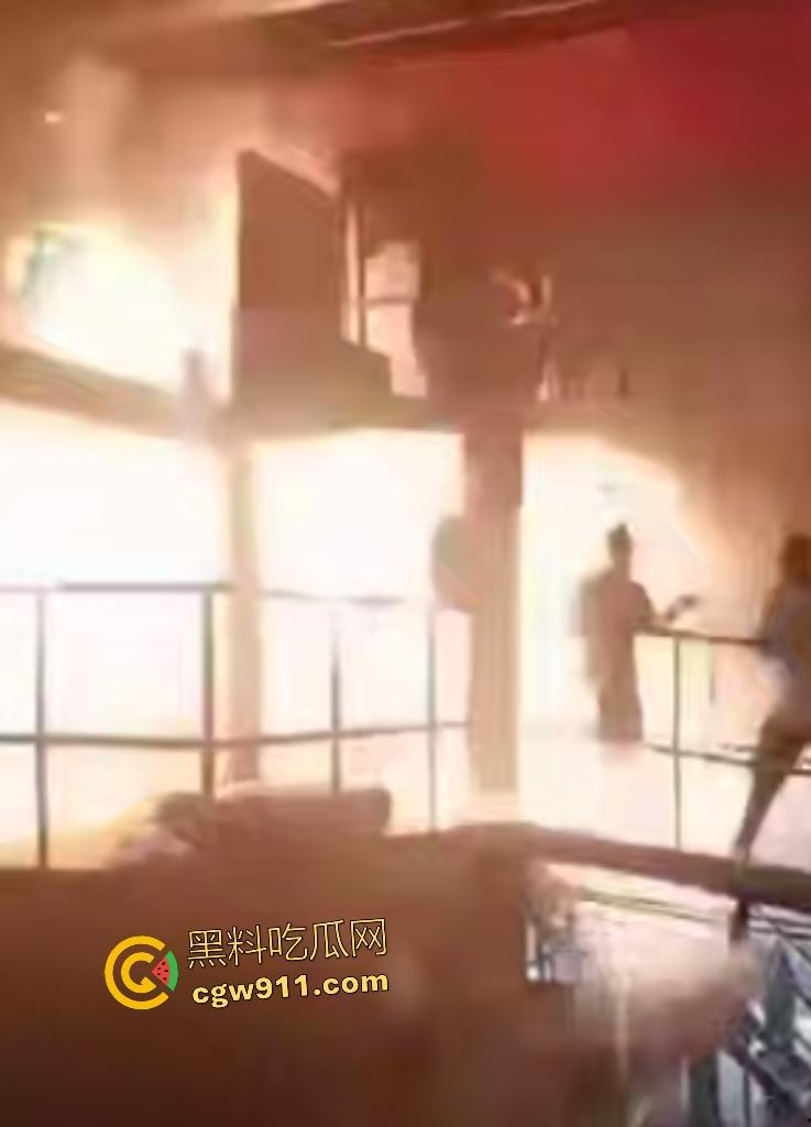 印尼钢厂几千度铁水不慎倾倒！二楼操作失误，数千度熔岩直接烫死工人，还能活下来就是祖坟积德！  第8张