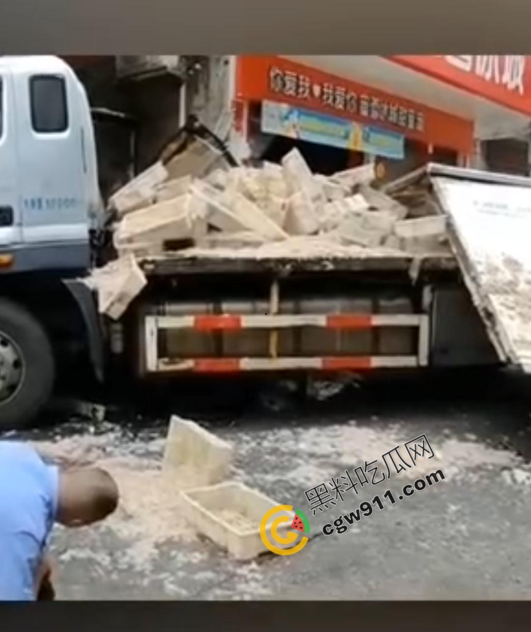 云南勐海惊现失控货车猛撞蜜雪冰城，司机身体严重内伤在地上哀嚎，现场惨烈不忍直视  第4张