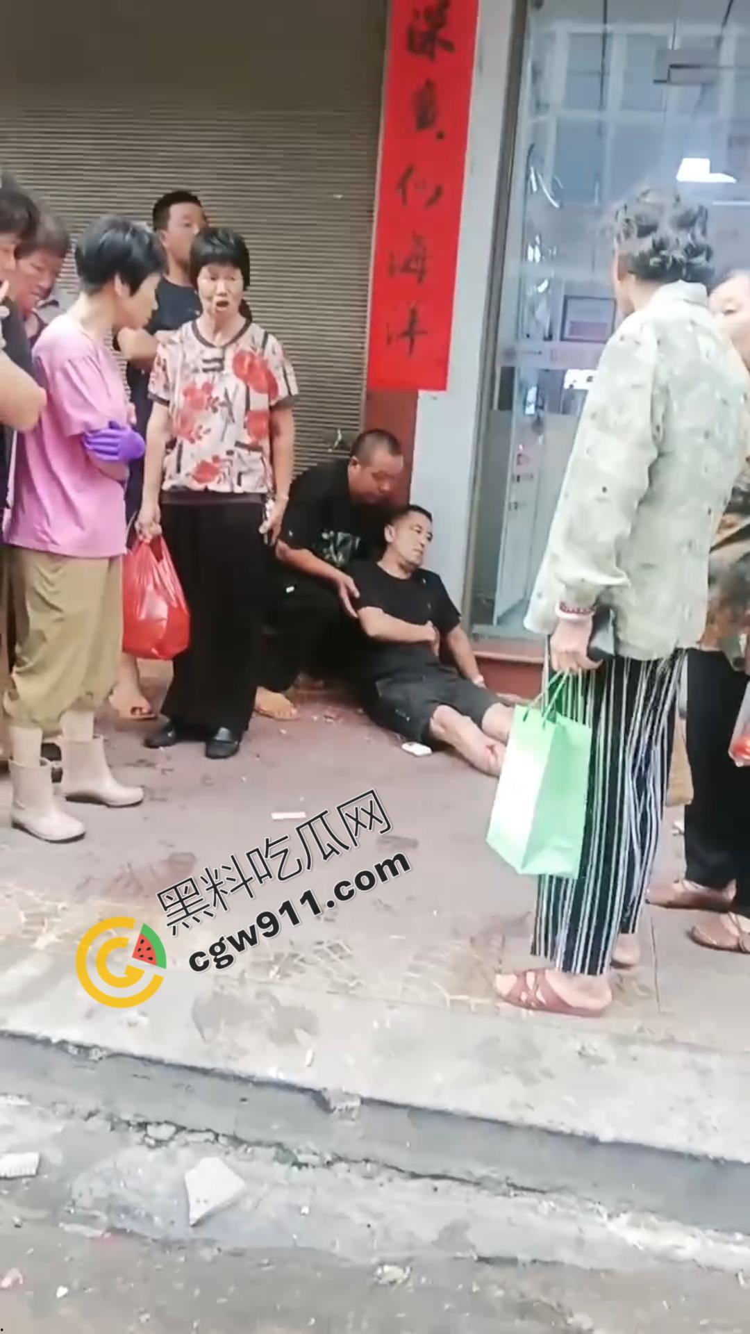 云南勐海惊现失控货车猛撞蜜雪冰城，司机身体严重内伤在地上哀嚎，现场惨烈不忍直视  第5张