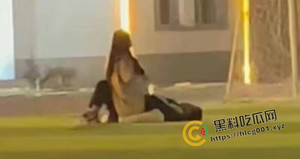 山西长治职业技术学院百人围观大学生操场野战 还有人喊加油 现场直达  第1张