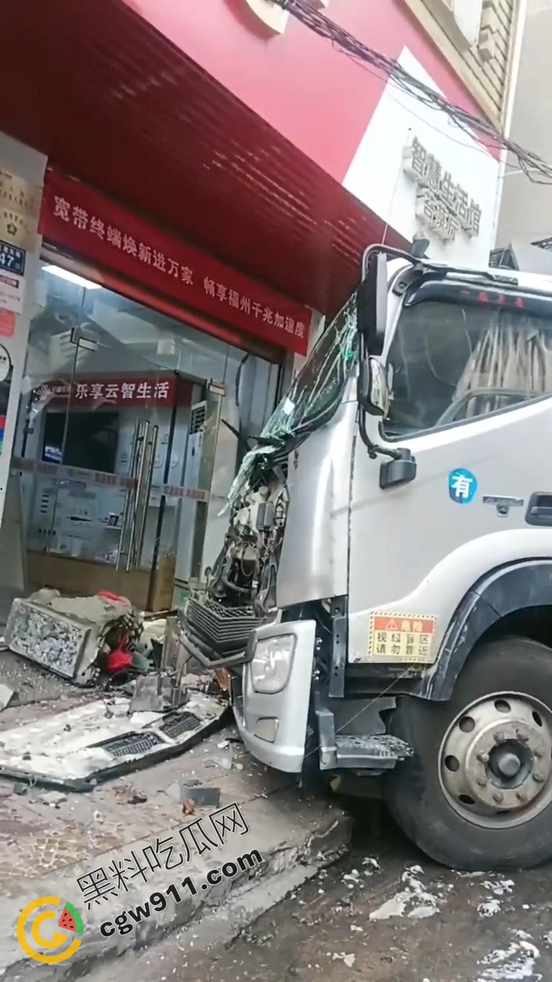 云南勐海惊现失控货车猛撞蜜雪冰城，司机身体严重内伤在地上哀嚎，现场惨烈不忍直视  第6张