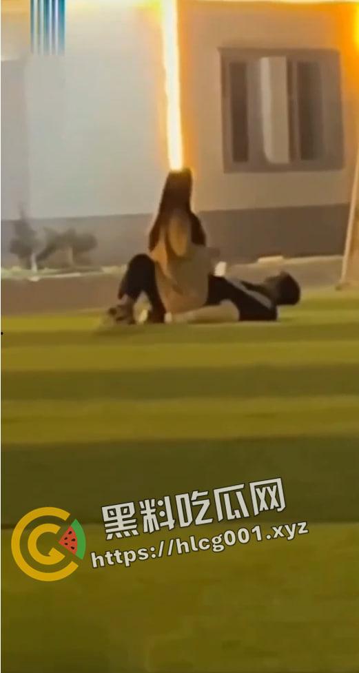 山西长治职业技术学院百人围观大学生操场野战 还有人喊加油 现场直达  第4张