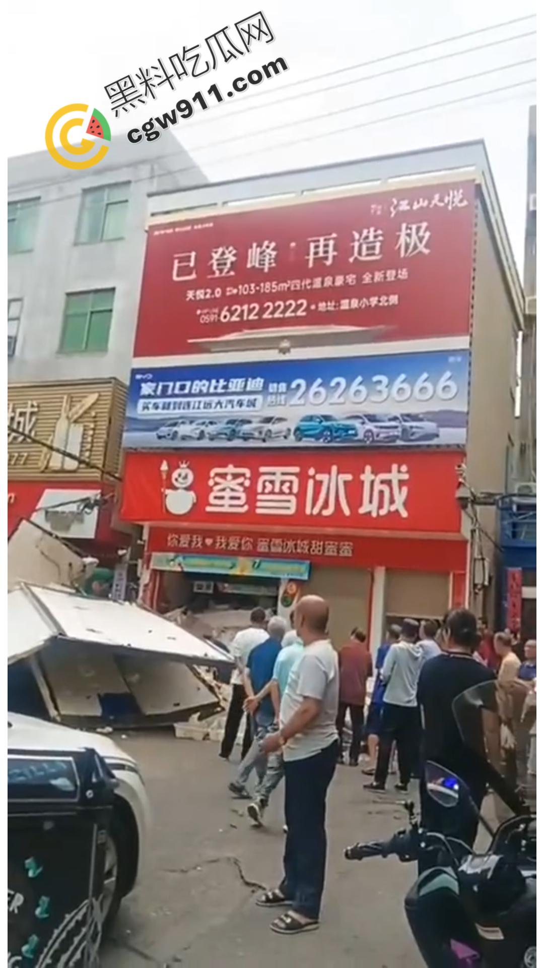 云南勐海惊现失控货车猛撞蜜雪冰城，司机身体严重内伤在地上哀嚎，现场惨烈不忍直视  第7张