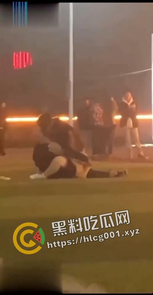 山西长治职业技术学院百人围观大学生操场野战 还有人喊加油 现场直达  第5张