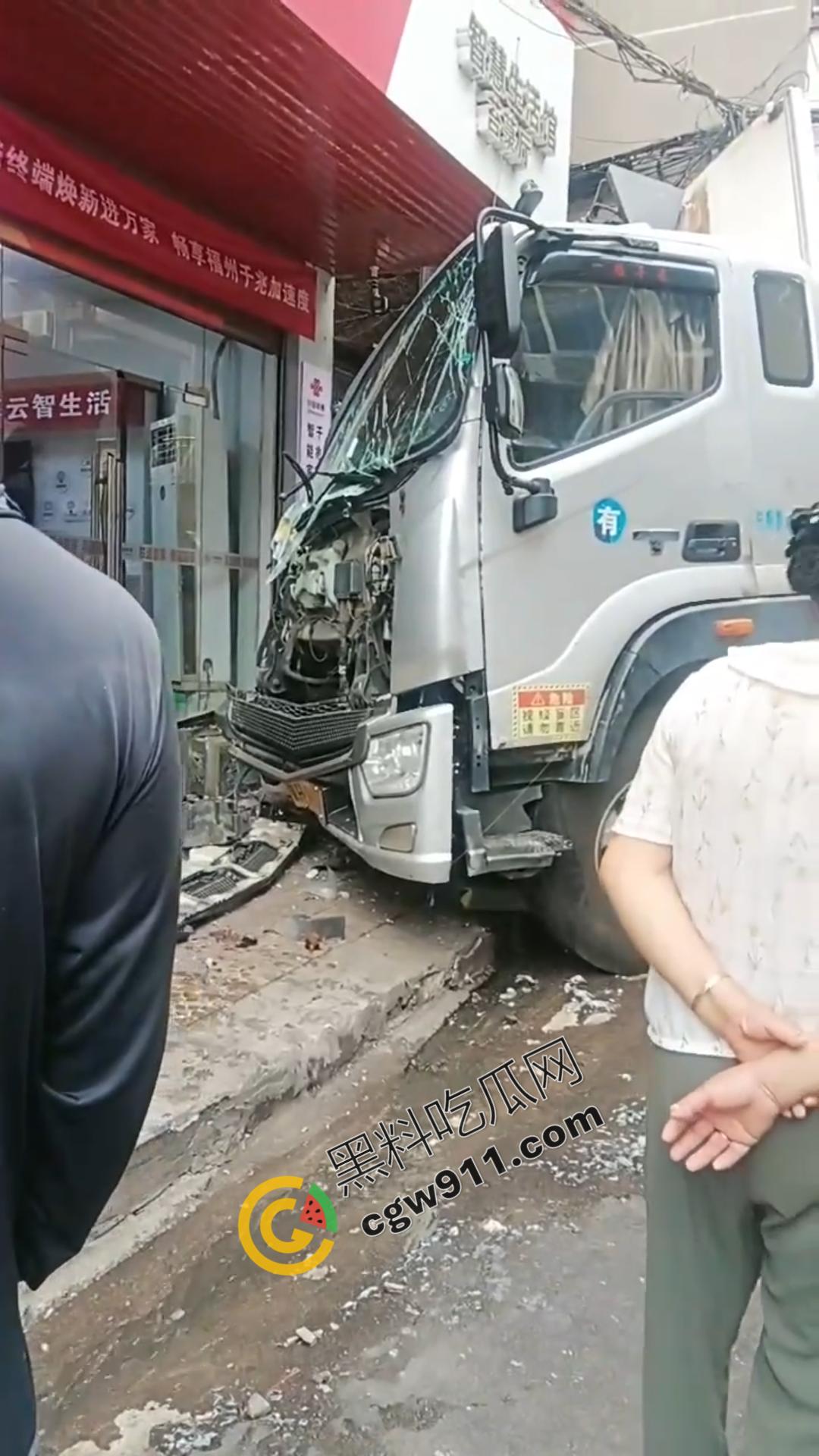 云南勐海惊现失控货车猛撞蜜雪冰城，司机身体严重内伤在地上哀嚎，现场惨烈不忍直视  第8张