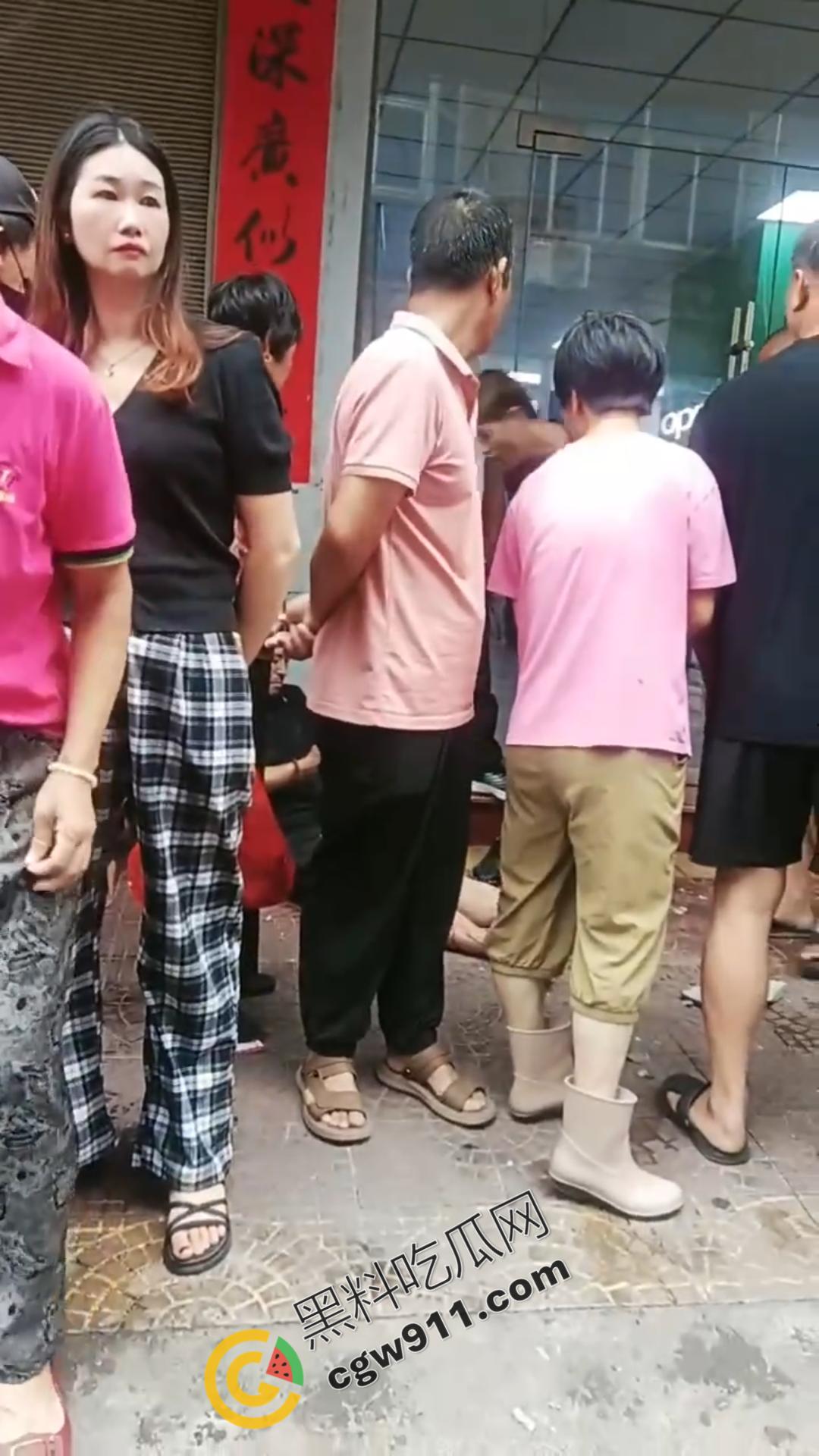 云南勐海惊现失控货车猛撞蜜雪冰城，司机身体严重内伤在地上哀嚎，现场惨烈不忍直视  第9张