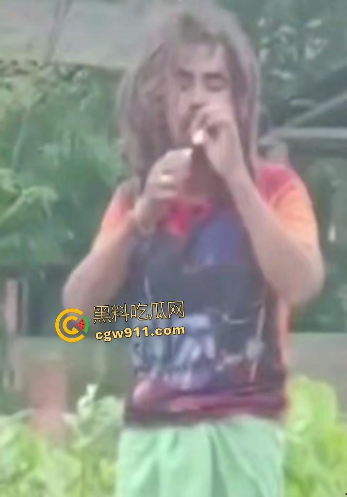 英国穷鬼流浪汉狠炸自己!老婆跑路绝望拿鞭炮塞嘴自爆折磨,威力太小没死成却逗乐路人狂笑! 第5张 英国穷鬼流浪汉狠炸自己!老婆跑路绝望拿鞭炮塞嘴自爆折磨,威力太小没死成却逗乐路人狂笑! 第5张