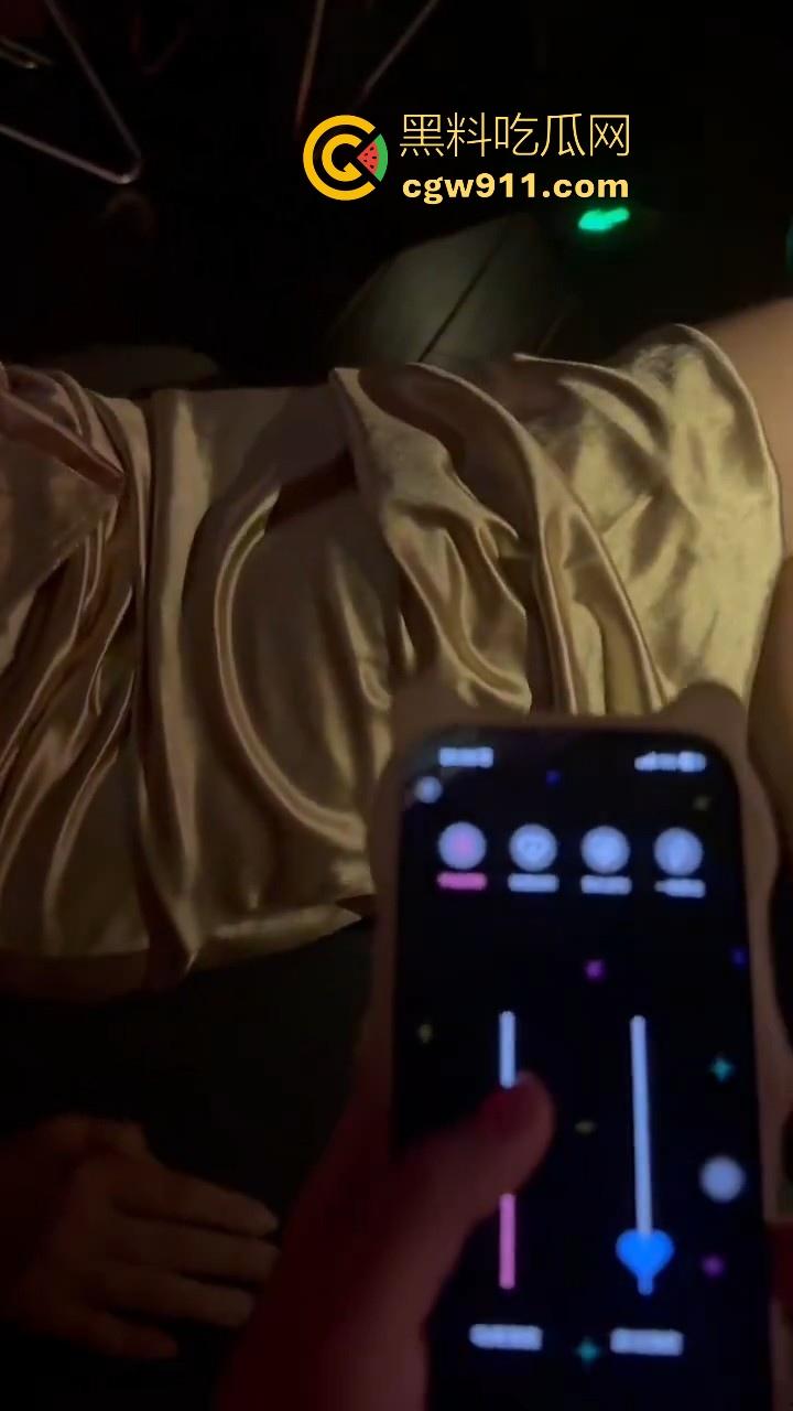 骚逼女友自带遥控跳蛋去酒吧,刚坐下就把档位开到最大,淫水狂流,一到酒店猛猛的骑乘榨精,看来真是忍了很久! 第5张 骚逼女友自带遥控跳蛋去酒吧,刚坐下就把档位开到最大,淫水狂流,一到酒店猛猛的骑乘榨精,看来真是忍了很久! 第5张