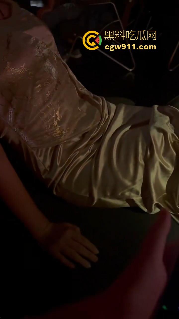 骚逼女友自带遥控跳蛋去酒吧,刚坐下就把档位开到最大,淫水狂流,一到酒店猛猛的骑乘榨精,看来真是忍了很久! 第6张 骚逼女友自带遥控跳蛋去酒吧,刚坐下就把档位开到最大,淫水狂流,一到酒店猛猛的骑乘榨精,看来真是忍了很久! 第6张