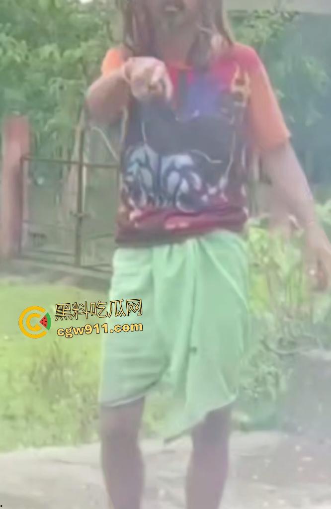 英国穷鬼流浪汉狠炸自己!老婆跑路绝望拿鞭炮塞嘴自爆折磨,威力太小没死成却逗乐路人狂笑! 第8张 英国穷鬼流浪汉狠炸自己!老婆跑路绝望拿鞭炮塞嘴自爆折磨,威力太小没死成却逗乐路人狂笑! 第8张