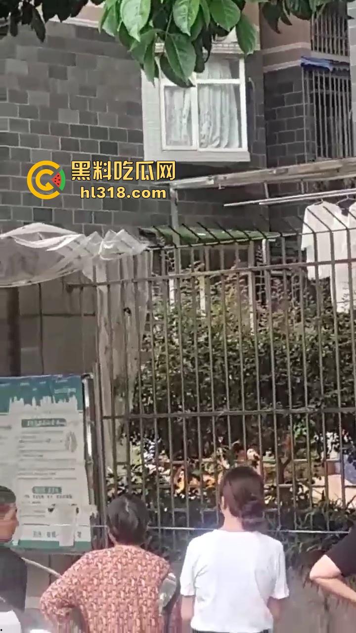 四川眉山阳光新城壹号，一男子疑似因欠账太多跳楼自杀，欠了做老赖就是了为什么要跳楼呢？  第3张