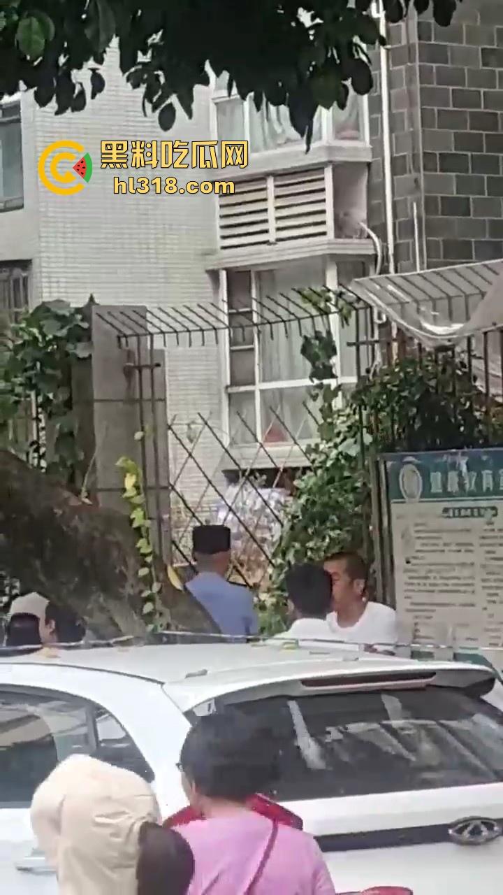 四川眉山阳光新城壹号，一男子疑似因欠账太多跳楼自杀，欠了做老赖就是了为什么要跳楼呢？  第4张