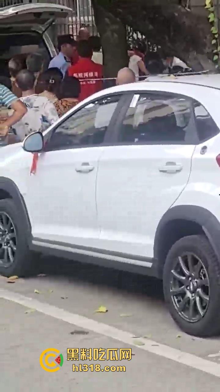 四川眉山阳光新城壹号，一男子疑似因欠账太多跳楼自杀，欠了做老赖就是了为什么要跳楼呢？  第6张