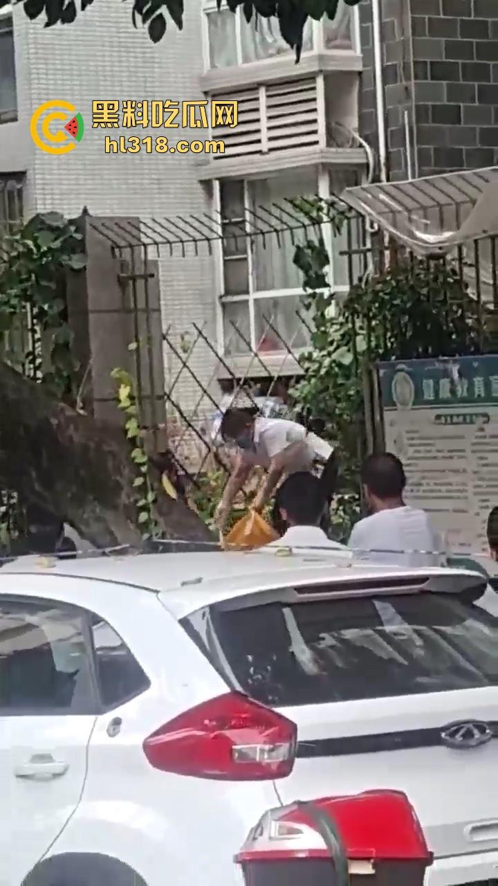 四川眉山阳光新城壹号，一男子疑似因欠账太多跳楼自杀，欠了做老赖就是了为什么要跳楼呢？  第7张