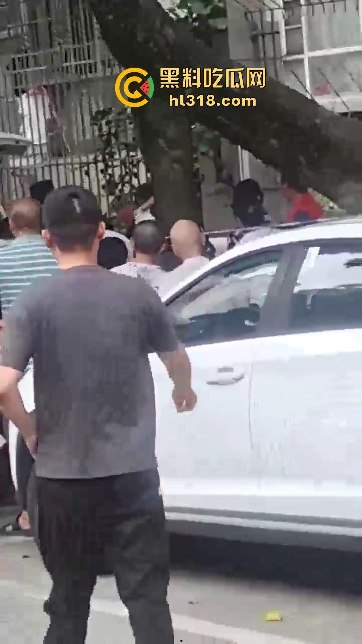 四川眉山阳光新城壹号，一男子疑似因欠账太多跳楼自杀，欠了做老赖就是了为什么要跳楼呢？  第8张