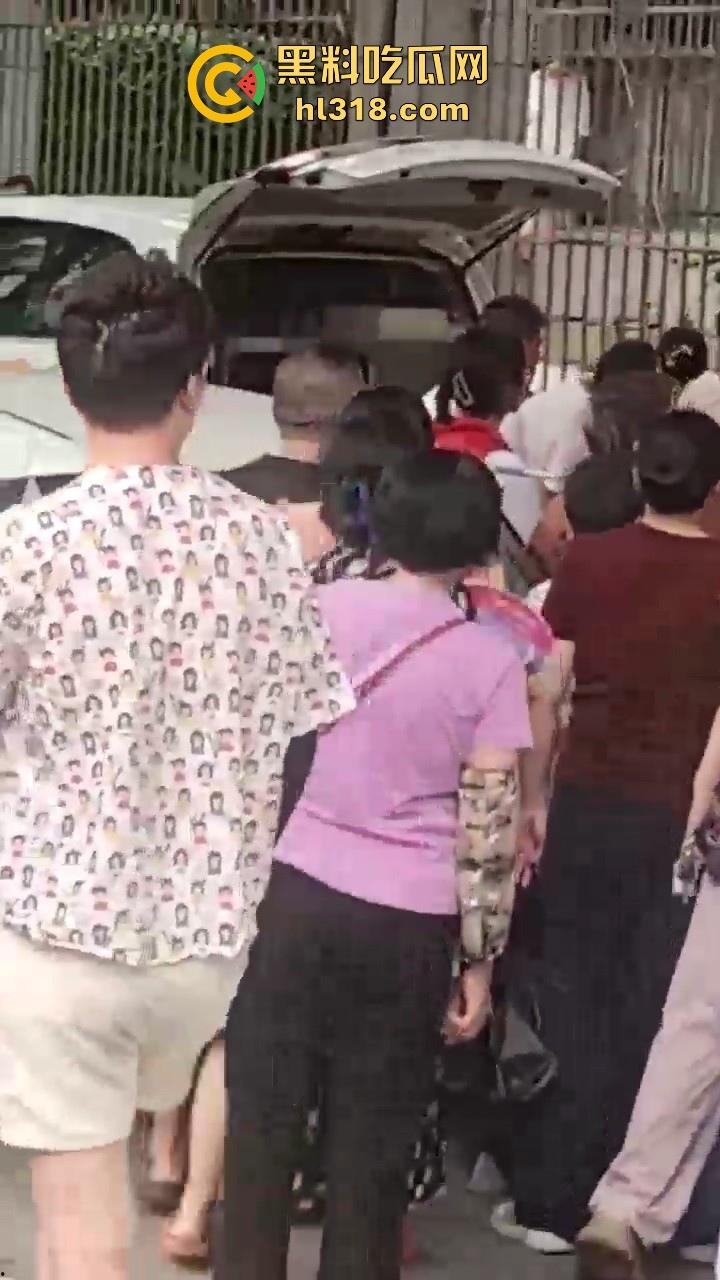 四川眉山阳光新城壹号，一男子疑似因欠账太多跳楼自杀，欠了做老赖就是了为什么要跳楼呢？  第9张