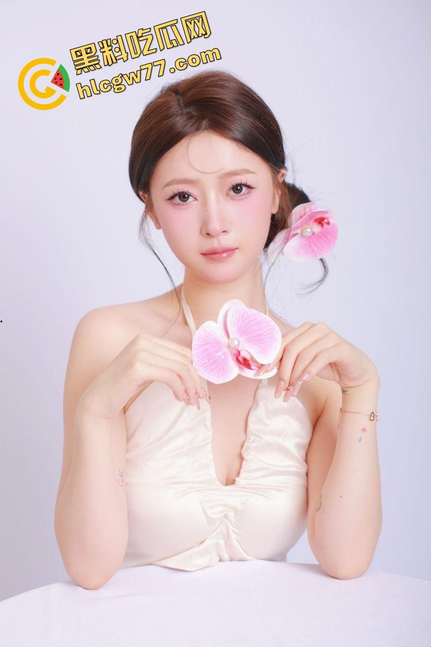 海角 善良的小嫂子 新作 开着门爆操如狼似虎的嫂子 内射后再把丝袜塞入骚穴内!  第3张