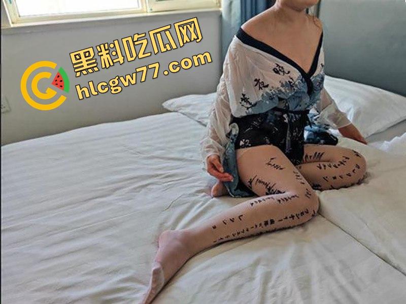 海角 善良的小嫂子 新作 开着门爆操如狼似虎的嫂子 内射后再把丝袜塞入骚穴内!  第7张