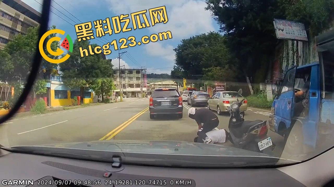 台湾便衣警察摩托车别停货车，上演街头惊险抓捕在逃犯！  第2张