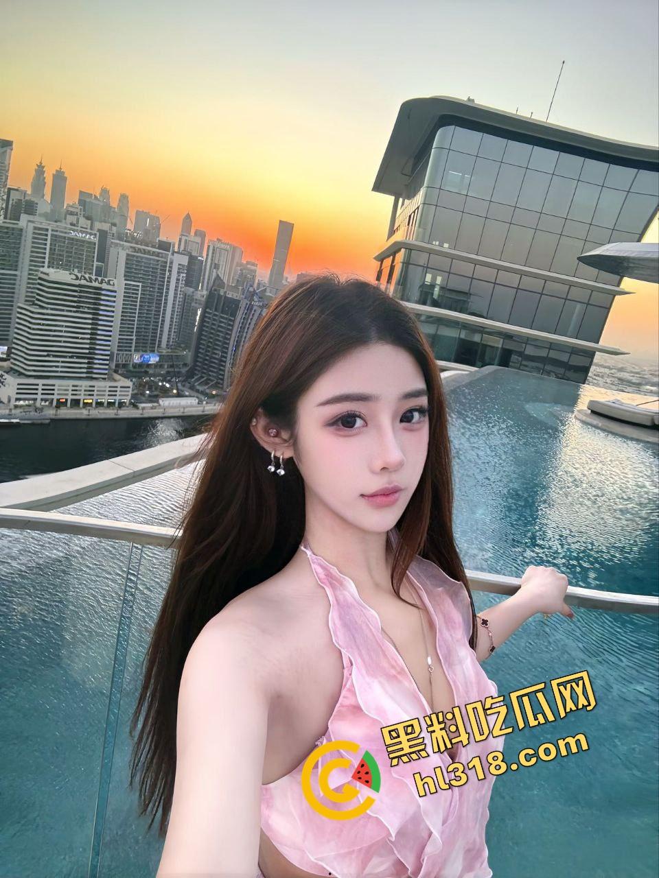 城里人真会玩，玻璃当镜子不够刺激？窗帘都懒得拉，女主直接对着玻璃开车，华为用户一键高清记录！  第2张