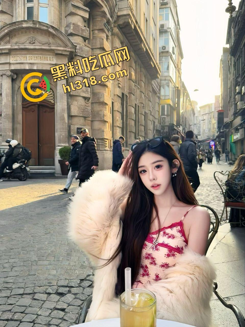 城里人真会玩，玻璃当镜子不够刺激？窗帘都懒得拉，女主直接对着玻璃开车，华为用户一键高清记录！  第3张