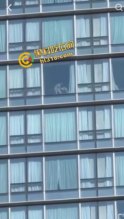 城里人真会玩，玻璃当镜子不够刺激？窗帘都懒得拉，女主直接对着玻璃开车，华为用户一键高清记录！  第5张