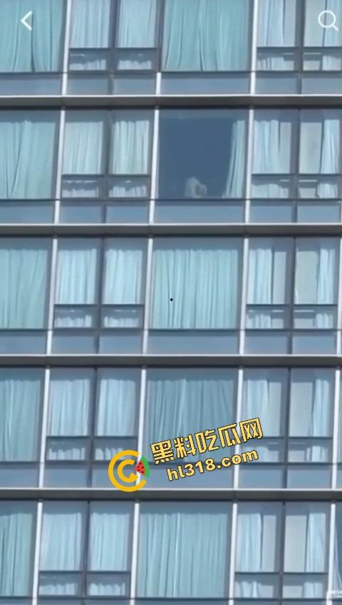 城里人真会玩，玻璃当镜子不够刺激？窗帘都懒得拉，女主直接对着玻璃开车，华为用户一键高清记录！  第10张