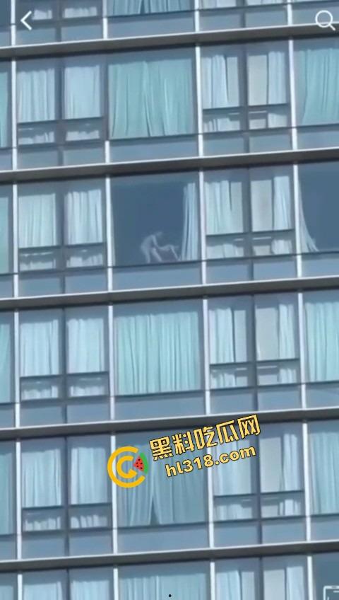 城里人真会玩，玻璃当镜子不够刺激？窗帘都懒得拉，女主直接对着玻璃开车，华为用户一键高清记录！  第11张