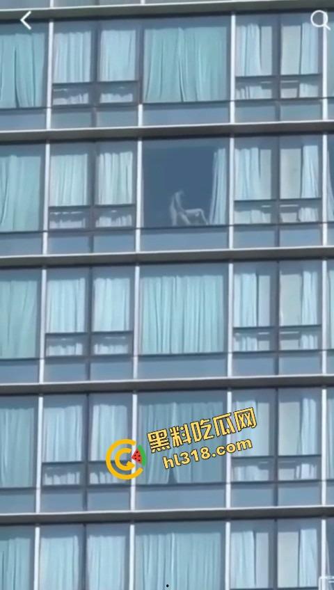 城里人真会玩，玻璃当镜子不够刺激？窗帘都懒得拉，女主直接对着玻璃开车，华为用户一键高清记录！  第12张